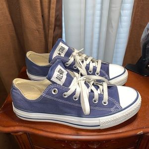 Navy blue low top converse...
